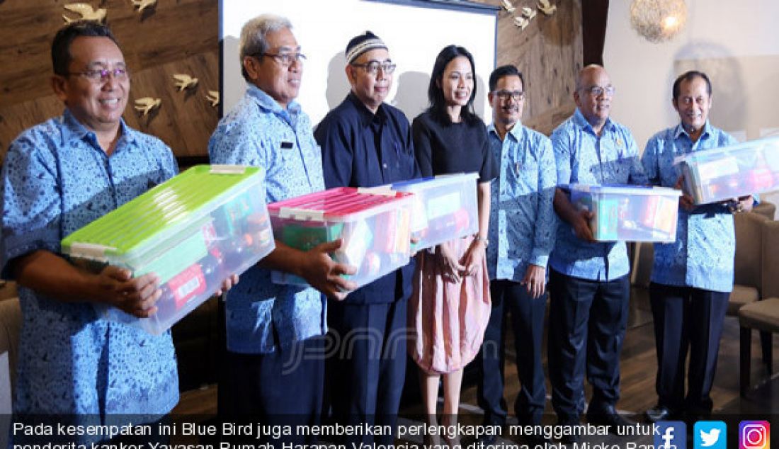 Pada kesempatan ini Blue Bird juga memberikan perlengkapan menggambar untuk penderita kanker Yayasan Rumah Harapan Valencia yang diterima oleh Mieke Randa Founder Rumah Singgah Harapan Valencia. - JPNN.com