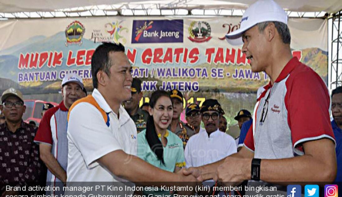 Brand activation manager PT Kino Indonesia Kustamto (kiri) memberi bingkisan secara simbolis kepada Gubernur Jateng Ganjar Pranowo saat acara mudik gratis di TMII, Jakarta, Selasa (20/6). 80 tahun keberadaan Cap Kaki Tiga larutan pereda panas dalam mendukung penuh acara mudik gratis ini. - JPNN.com