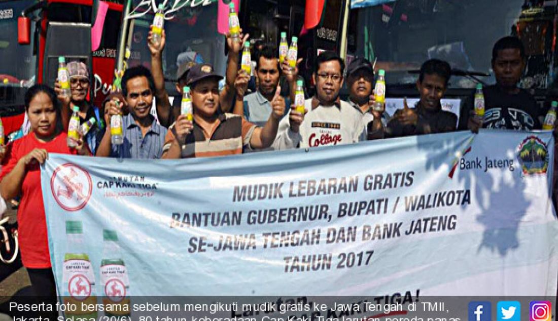 Peserta foto bersama sebelum mengikuti mudik gratis ke Jawa Tengah di TMII, Jakarta, Selasa (20/6). 80 tahun keberadaan Cap Kaki Tiga larutan pereda panas dalam mendukung penuh acara mudik gratis ini. - JPNN.com