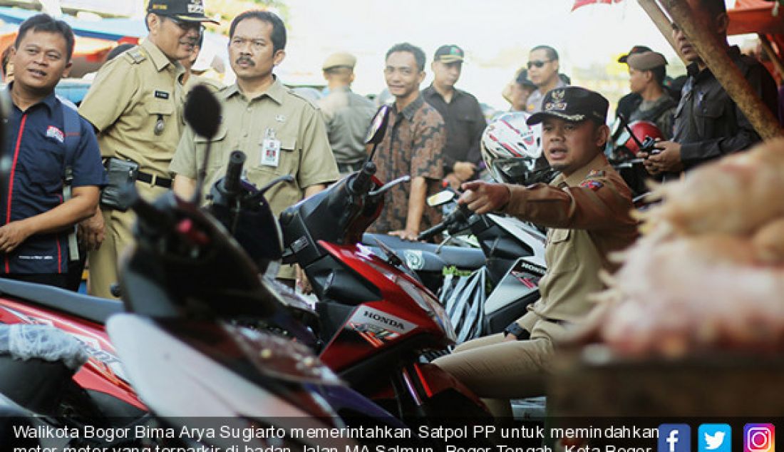 Walikota Bogor Bima Arya Sugiarto memerintahkan Satpol PP untuk memindahkan motor-motor yang terparkir di badan Jalan MA Salmun, Bogor Tengah, Kota Bogor, Senin (19/6). - JPNN.com