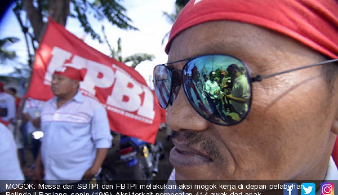 MOGOK: Massa dari SBTPI dan FBTPI melakukan aksi mogok kerja di depan pelabuhan Pelindo ll Panjang, senin (19/6). Aksi terkait pemecatan 414 awak dari anak perusahaan pertamina. - JPNN.com