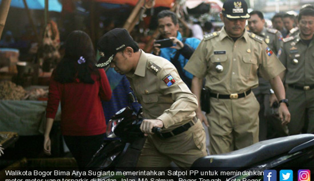 Walikota Bogor Bima Arya Sugiarto memerintahkan Satpol PP untuk memindahkan motor-motor yang terparkir di badan Jalan MA Salmun, Bogor Tengah, Kota Bogor, Senin (19/6). - JPNN.com
