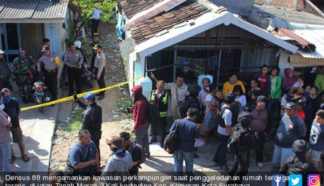 Densus 88 mengamankan kawasan perkampungan saat penggeledahan rumah terduga teroris di jalan Tanah Merah 2 Kali kedinding Kec. Kenjeran Kota Surabaya, Senin (19/6). - JPNN.com