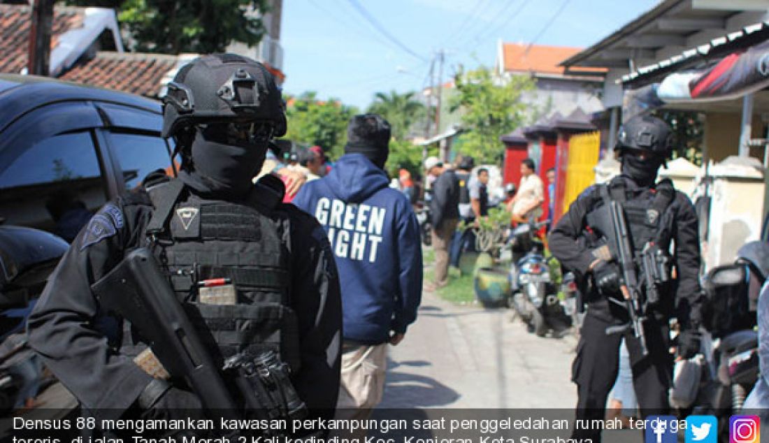 Densus 88 mengamankan kawasan perkampungan saat penggeledahan rumah terduga teroris di jalan Tanah Merah 2 Kali kedinding Kec. Kenjeran Kota Surabaya, Senin (19/6). - JPNN.com