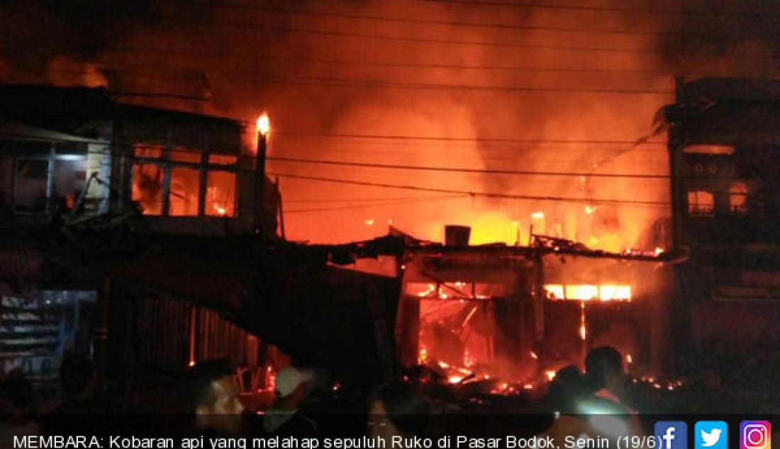 MEMBARA: Kobaran api yang melahap sepuluh Ruko di Pasar Bodok, Senin (19/6) sekitar pukul 22.35. - JPNN.com