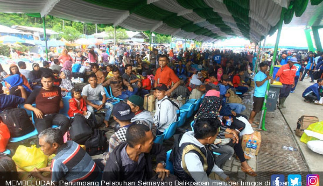 MEMBELUDAK: Penumpang Pelabuhan Semayang Balikpapan meluber hingga di lapangan parkir kemarin (20/6). - JPNN.com