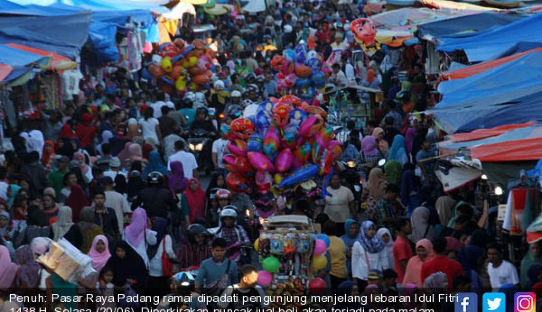 Penuh: Pasar Raya Padang ramai dipadati pengunjung menjelang lebaran Idul Fitri 1438 H, Selasa (20/06). Diperkirakan puncak jual beli akan terjadi pada malam takbiran, Sabtu (24/06). - JPNN.com