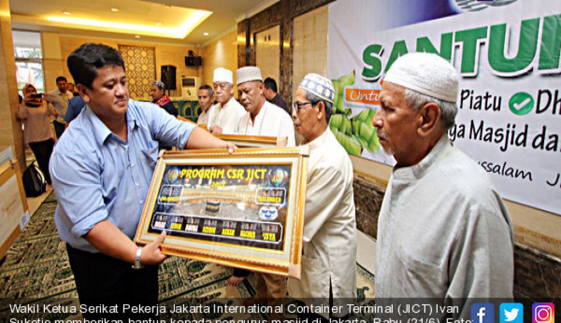 Wakil Ketua Serikat Pekerja Jakarta International Container Terminal (JICT) Ivan Sukotjo memberikan bantun kepada pengurus masjid di Jakarta, Rabu (21/6). - JPNN.com