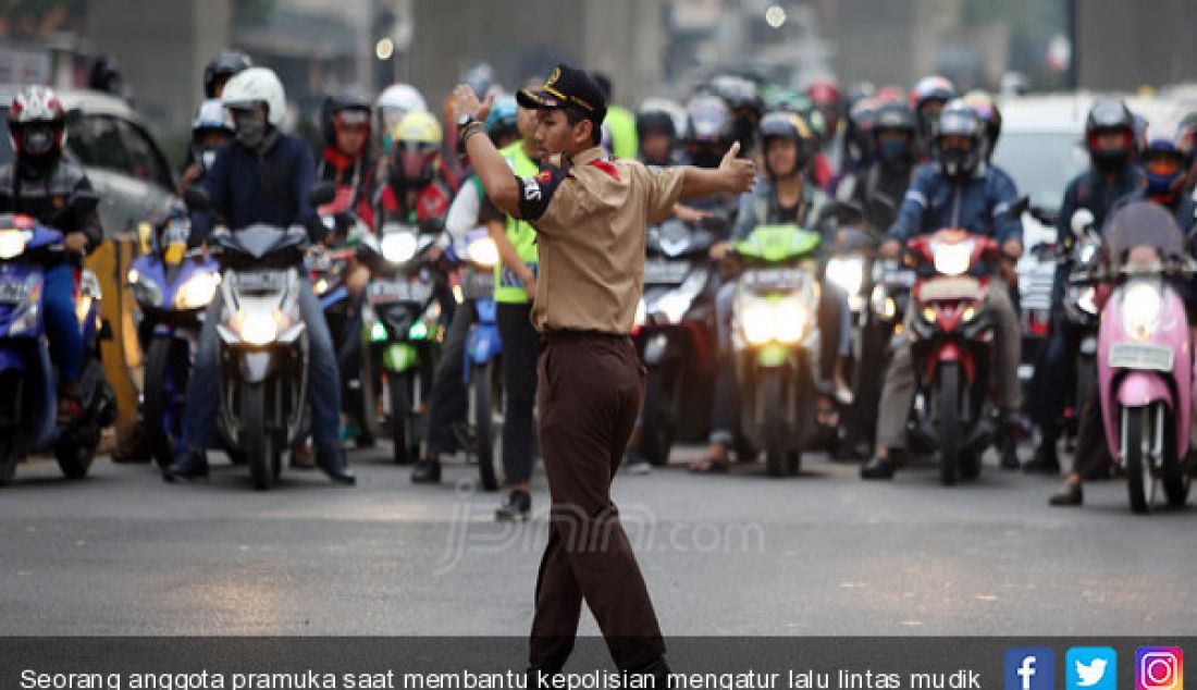 Seorang anggota pramuka saat membantu kepolisian mengatur lalu lintas mudik Lebaran 2017 di sepanjang Jalan Raya Kalimalang, Kamis (22/6). - JPNN.com