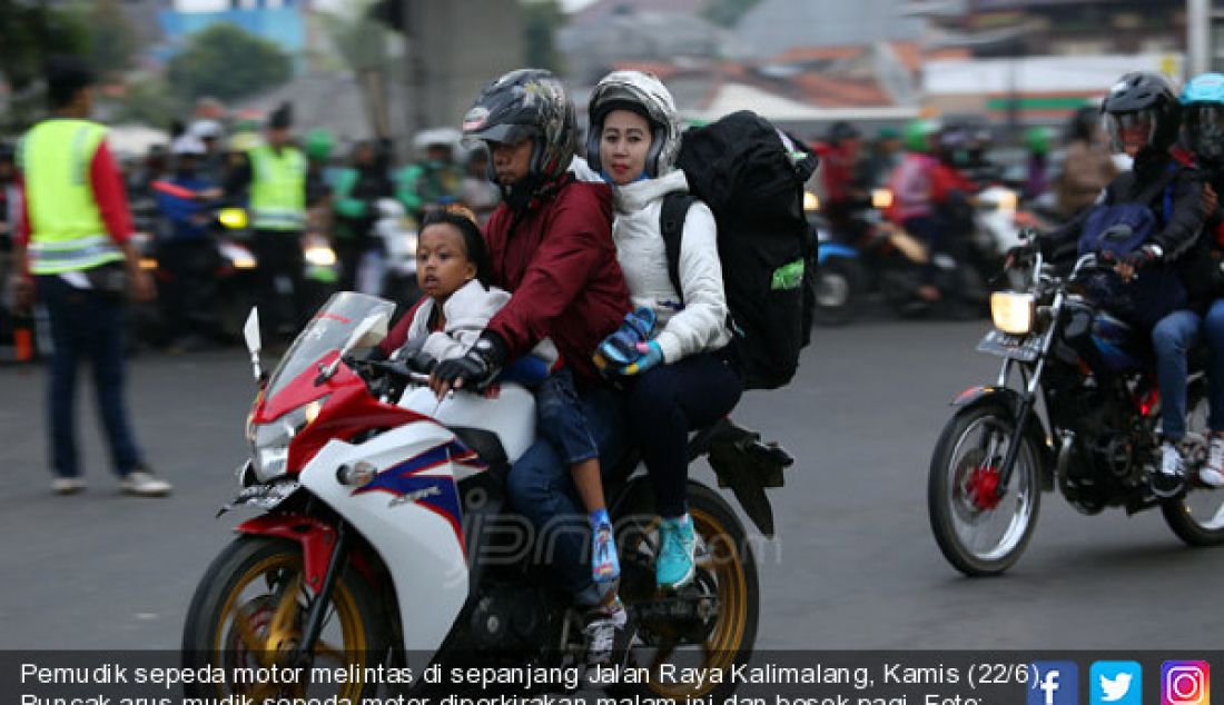 Pemudik sepeda motor melintas di sepanjang Jalan Raya Kalimalang, Kamis (22/6). Puncak arus mudik sepeda motor diperkirakan malam ini dan besok pagi. - JPNN.com