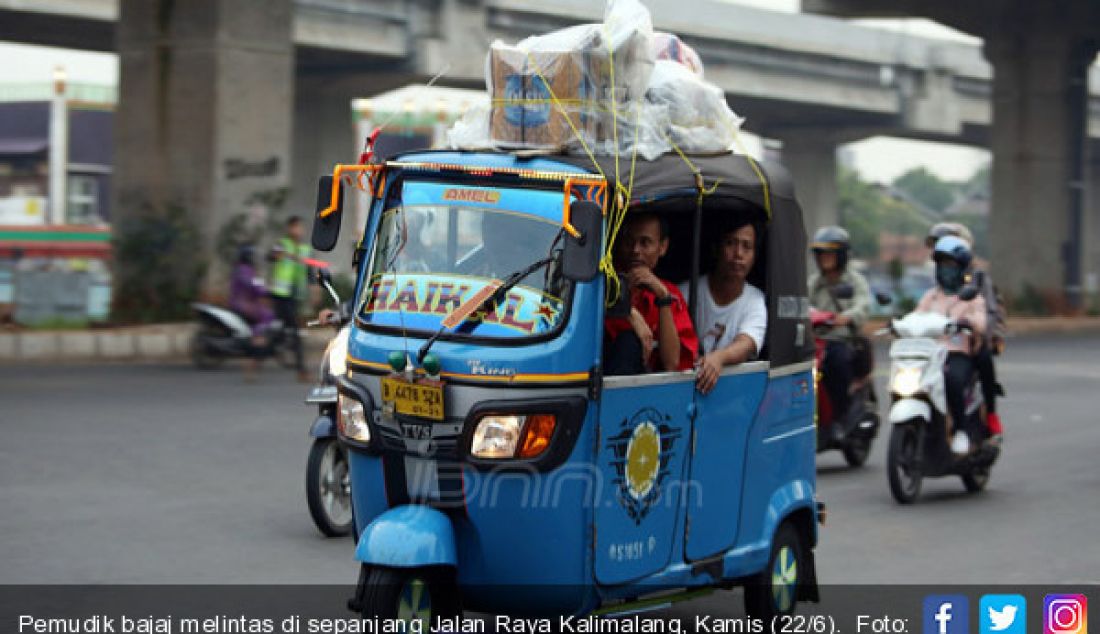 Pemudik bajaj melintas di sepanjang Jalan Raya Kalimalang, Kamis (22/6). - JPNN.com
