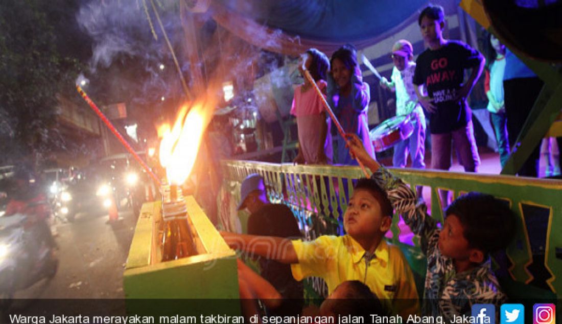 Warga Jakarta merayakan malam takbiran di sepanjangan jalan Tanah Abang, Jakarta Pusat, Sabtu (24/7). - JPNN.com