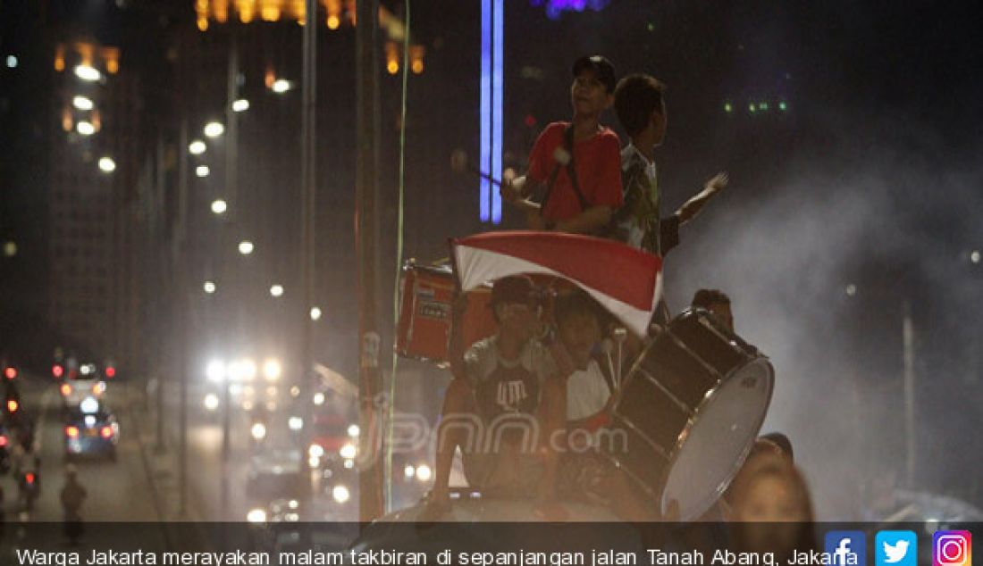 Warga Jakarta merayakan malam takbiran di sepanjangan jalan Tanah Abang, Jakarta Pusat, Sabtu (24/7). - JPNN.com