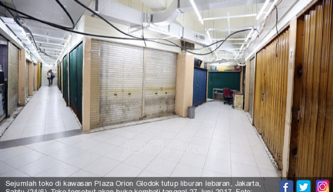 Sejumlah toko di kawasan Plaza Orion Glodok tutup liburan lebaran, Jakarta, Sabtu (24/6). Toko tersebut akan buka kembali tanggal 27 Juni 2017. - JPNN.com