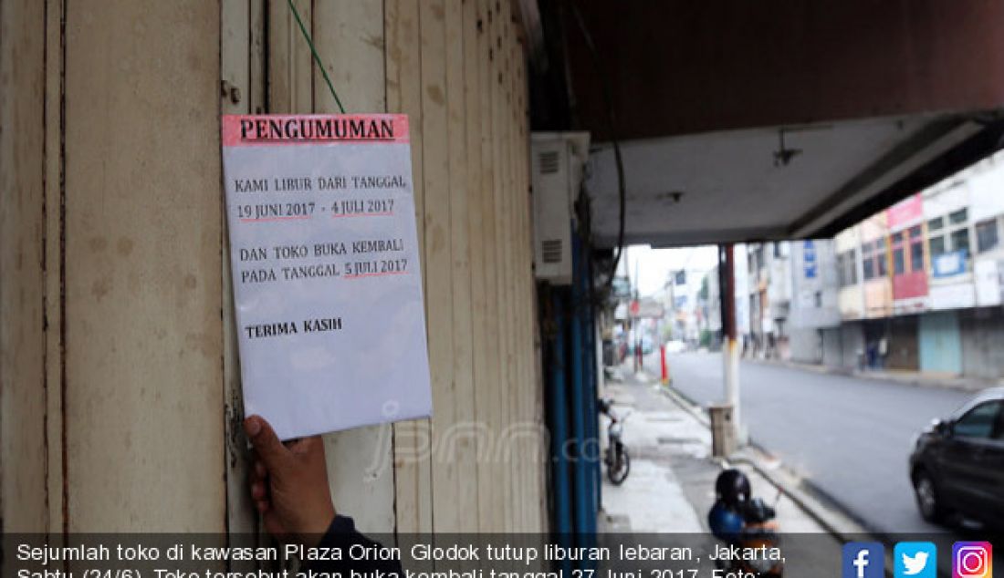 Sejumlah toko di kawasan Plaza Orion Glodok tutup liburan lebaran, Jakarta, Sabtu (24/6). Toko tersebut akan buka kembali tanggal 27 Juni 2017. - JPNN.com