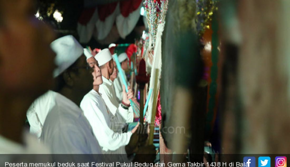 Peserta memukul beduk saat Festival Pukul Bedug dan Gema Takbir 1438 H di Balai Kota, Jakarta, Sabtu (24/5). - JPNN.com