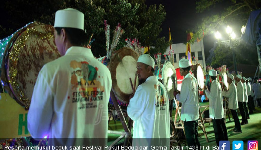 Peserta memukul beduk saat Festival Pukul Bedug dan Gema Takbir 1438 H di Balai Kota, Jakarta, Sabtu (24/5). - JPNN.com