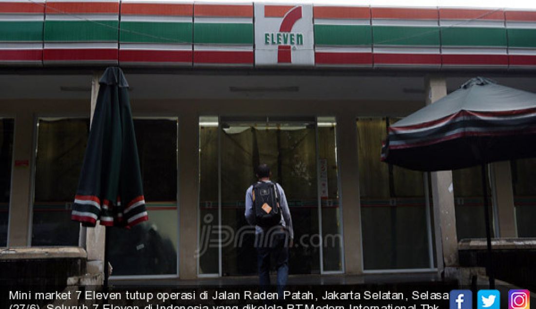 Mini market 7 Eleven tutup operasi di Jalan Raden Patah, Jakarta Selatan, Selasa (27/6). Seluruh 7-Eleven di Indonesia yang dikelola PT Modern International Tbk resmi tutup pada 30 Juni 2017. - JPNN.com