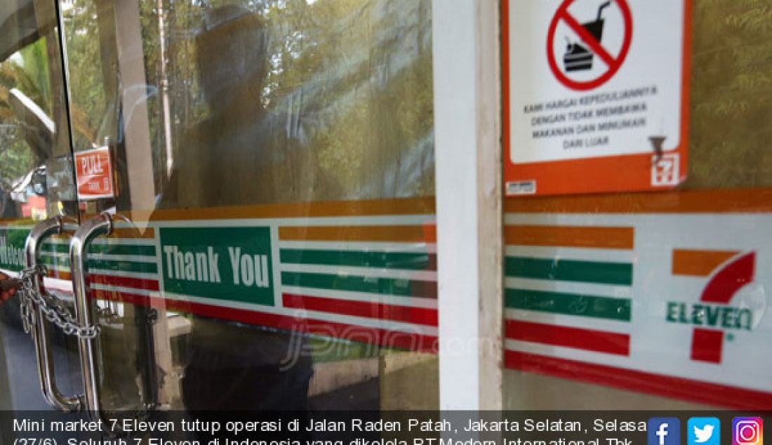 Mini market 7 Eleven tutup operasi di Jalan Raden Patah, Jakarta Selatan, Selasa (27/6). Seluruh 7-Eleven di Indonesia yang dikelola PT Modern International Tbk resmi tutup pada 30 Juni 2017. - JPNN.com