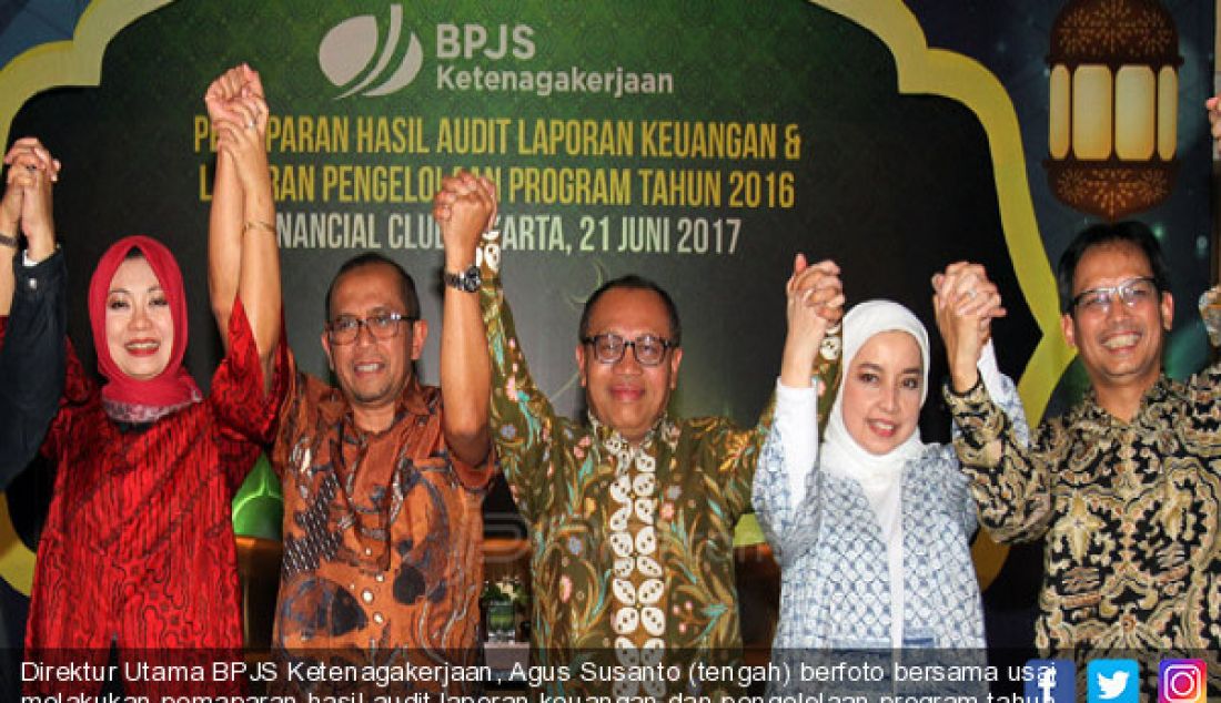 Direktur Utama BPJS Ketenagakerjaan, Agus Susanto (tengah) berfoto bersama usai melakukan pemaparan hasil audit laporan keuangan dan pengelolaan program tahun 2016 di Jakarta, Rabu (21/6). - JPNN.com