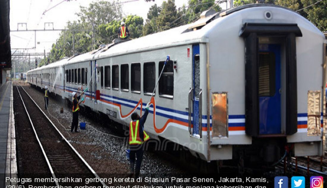 Petugas membersihkan gerbong kereta di Stasiun Pasar Senen, Jakarta, Kamis, (29/6). Pembersihan gerbong tersebut dilakukan untuk menjaga kebersihan dan kenyamanan guna meningkatkan pelayanan. - JPNN.com