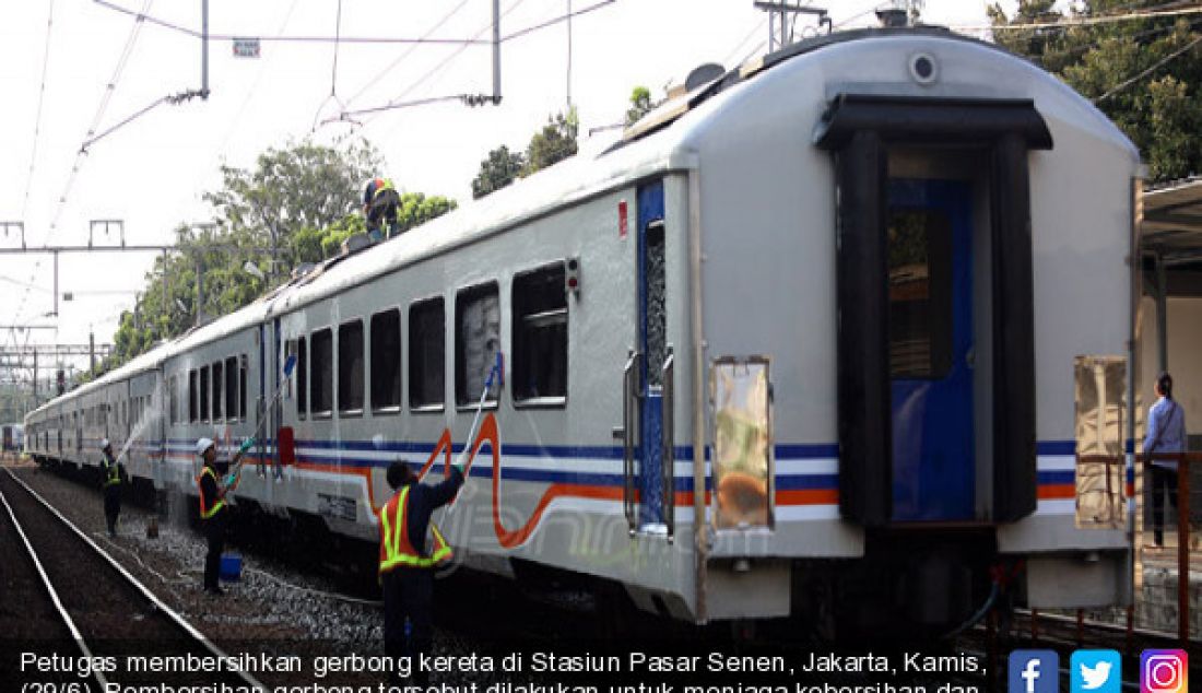 Petugas membersihkan gerbong kereta di Stasiun Pasar Senen, Jakarta, Kamis, (29/6). Pembersihan gerbong tersebut dilakukan untuk menjaga kebersihan dan kenyamanan guna meningkatkan pelayanan. - JPNN.com