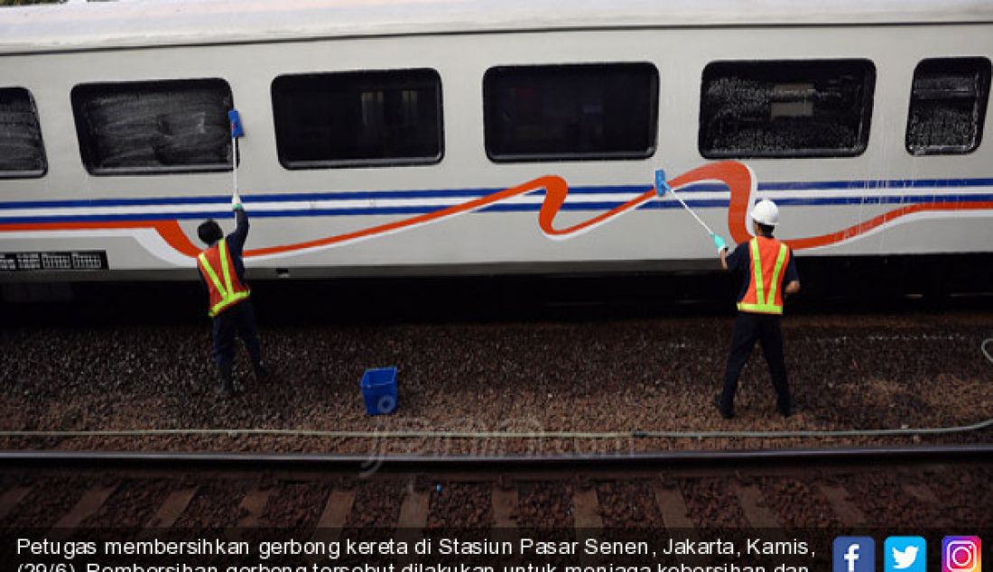 Petugas membersihkan gerbong kereta di Stasiun Pasar Senen, Jakarta, Kamis, (29/6). Pembersihan gerbong tersebut dilakukan untuk menjaga kebersihan dan kenyamanan guna meningkatkan pelayanan. - JPNN.com