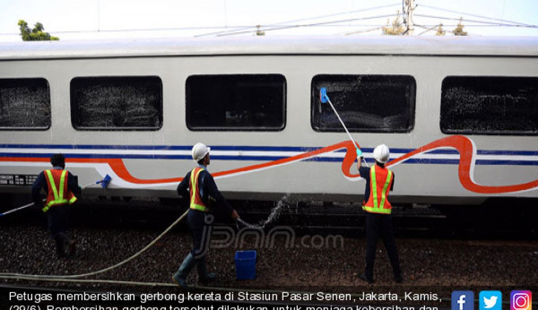 Petugas membersihkan gerbong kereta di Stasiun Pasar Senen, Jakarta, Kamis, (29/6). Pembersihan gerbong tersebut dilakukan untuk menjaga kebersihan dan kenyamanan guna meningkatkan pelayanan. - JPNN.com