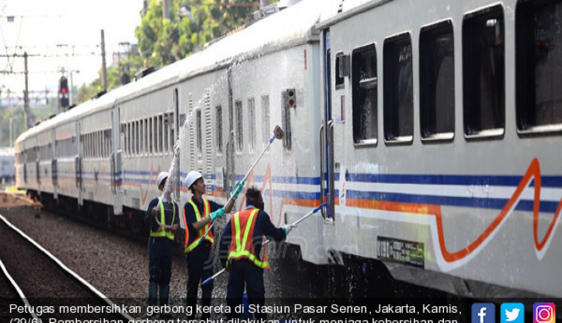 Petugas membersihkan gerbong kereta di Stasiun Pasar Senen, Jakarta, Kamis, (29/6). Pembersihan gerbong tersebut dilakukan untuk menjaga kebersihan dan kenyamanan guna meningkatkan pelayanan. - JPNN.com