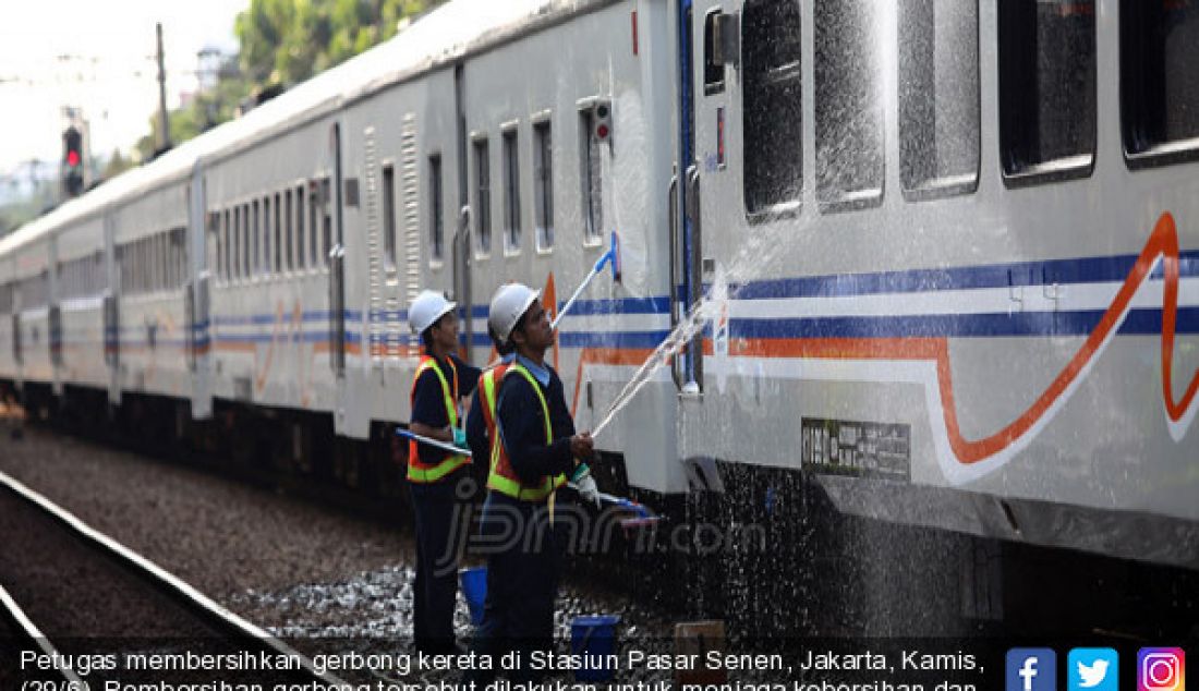 Petugas membersihkan gerbong kereta di Stasiun Pasar Senen, Jakarta, Kamis, (29/6). Pembersihan gerbong tersebut dilakukan untuk menjaga kebersihan dan kenyamanan guna meningkatkan pelayanan. - JPNN.com