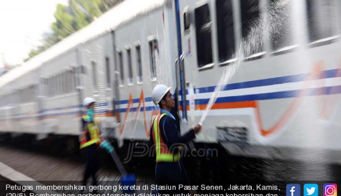 Petugas membersihkan gerbong kereta di Stasiun Pasar Senen, Jakarta, Kamis, (29/6). Pembersihan gerbong tersebut dilakukan untuk menjaga kebersihan dan kenyamanan guna meningkatkan pelayanan. - JPNN.com