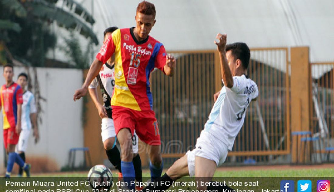 Pemain Muara United FC (putih) dan Paparaji FC (merah) berebut bola saat semifinal pada PSBI Cup 2017 di Stadion Sumantri Brojonegoro, Kuningan, Jakarta Selatan, Sabtu (1/7). - JPNN.com