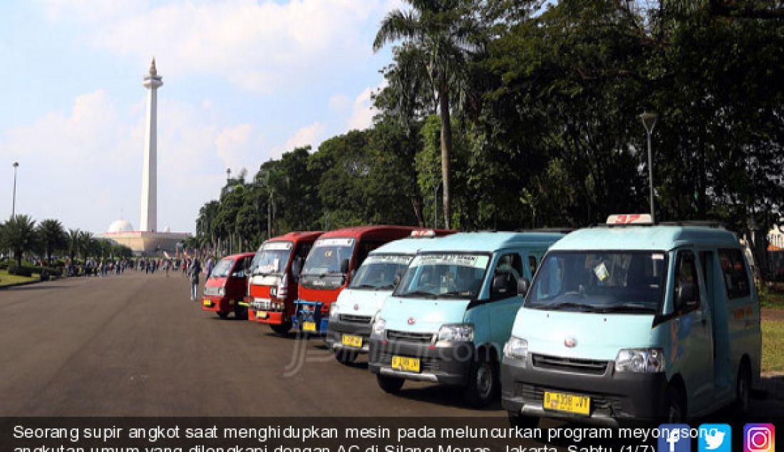 Seorang supir angkot saat menghidupkan mesin pada meluncurkan program meyongsong angkutan umum yang dilengkapi dengan AC di Silang Monas, Jakarta, Sabtu (1/7). Tahun 2018, Angkot di Jakarta dan Sekitarnya harus dilengkapi AC. - JPNN.com