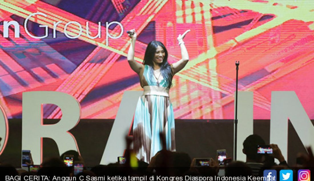 BAGI CERITA: Anggun C Sasmi ketika tampil di Kongres Diaspora Indonesia Keempat di Kota Kasablanka, Jakarta Selatan, Sabtu malam lalu. - JPNN.com