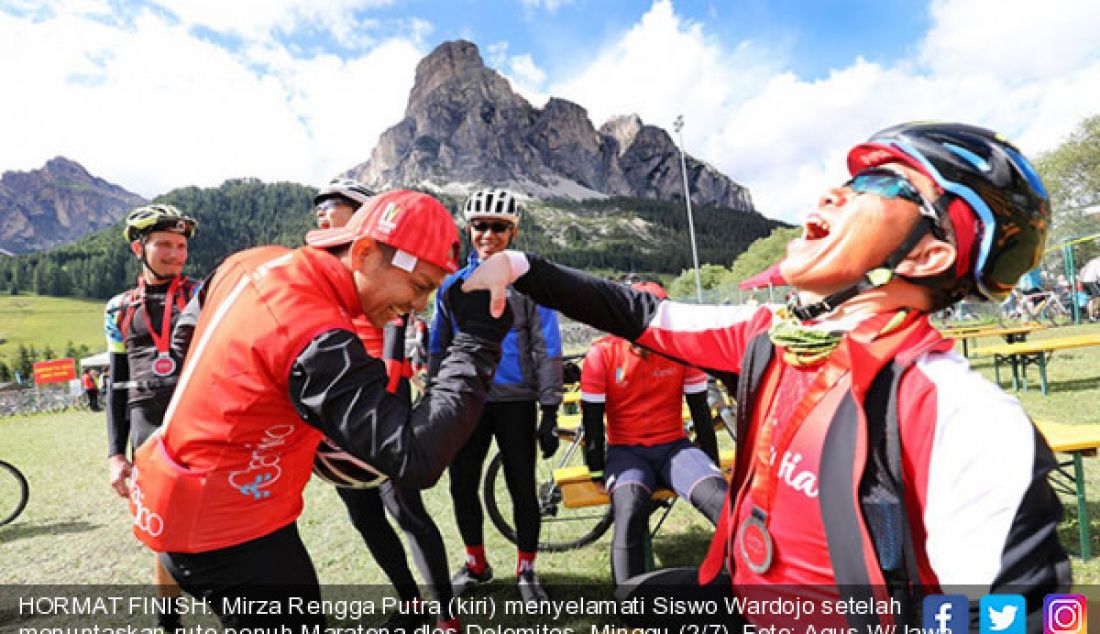 HORMAT FINISH: Mirza Rengga Putra (kiri) menyelamati Siswo Wardojo setelah menuntaskan rute penuh Maratona dles Dolomites, Minggu (2/7). - JPNN.com