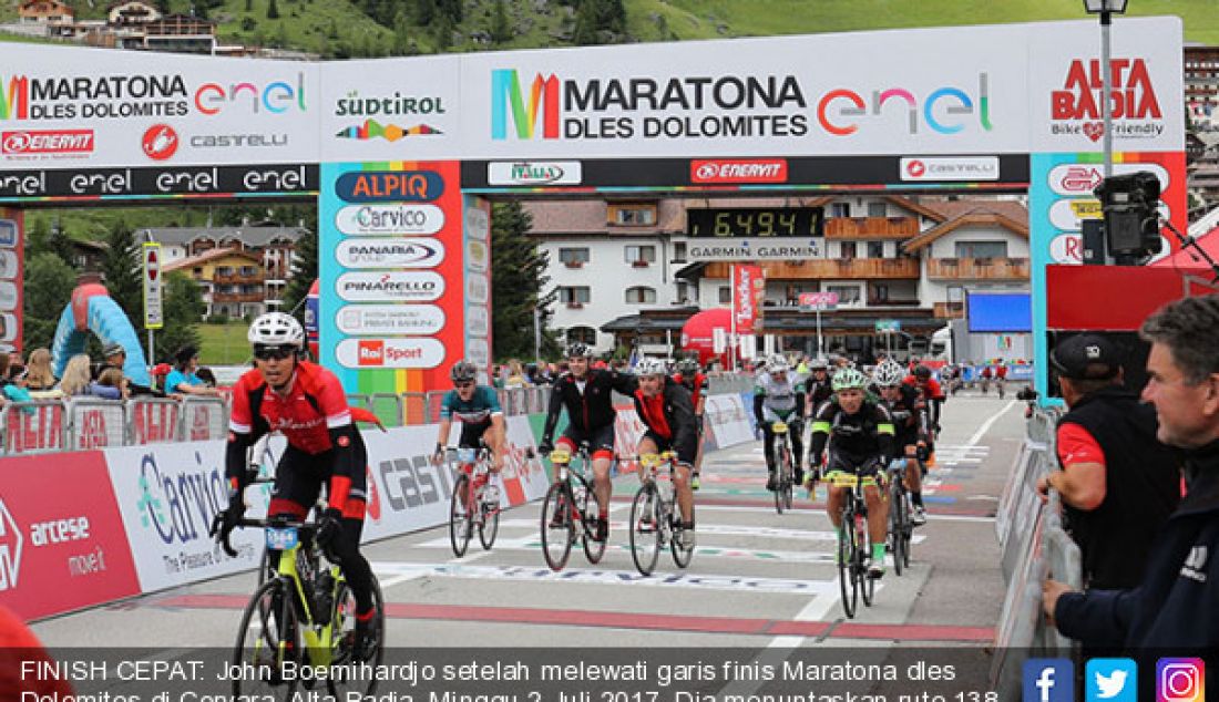 FINISH CEPAT: John Boemihardjo setelah melewati garis finis Maratona dles Dolomites di Corvara, Alta Badia, Minggu 2 Juli 2017. Dia menuntaskan rute 138 km penuh tanjakan dalam waktu 6 jam dan 35 menit. - JPNN.com