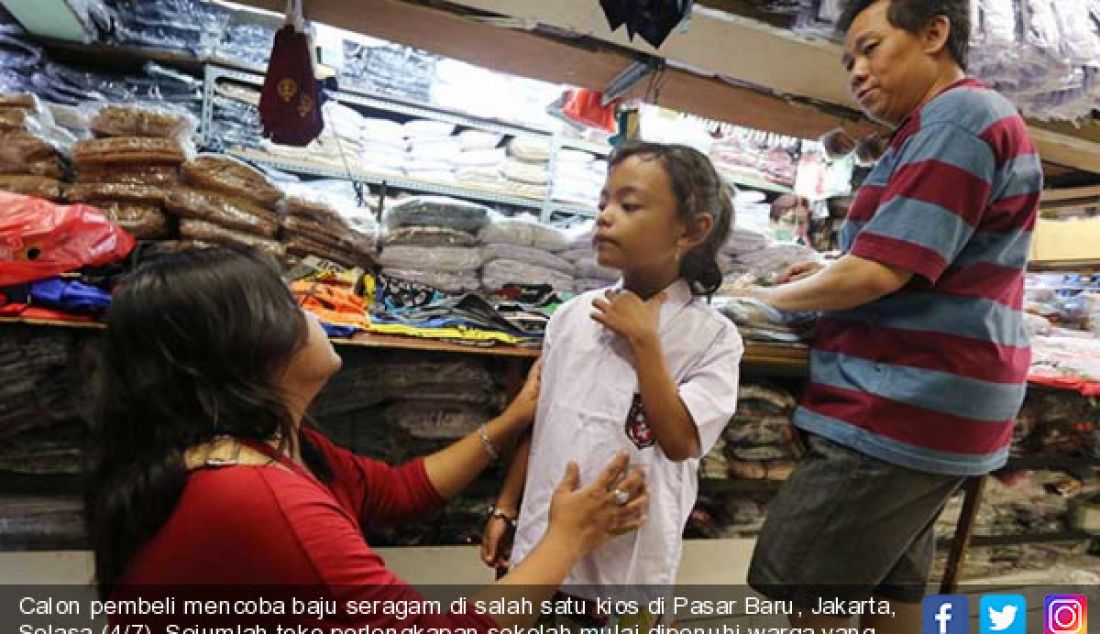 Calon pembeli mencoba baju seragam di salah satu kios di Pasar Baru, Jakarta, Selasa (4/7). Sejumlah toko perlengkapan sekolah mulai dipenuhi warga yang membeli berbagai perlengkapan sekolah untuk tahun ajaran baru. - JPNN.com