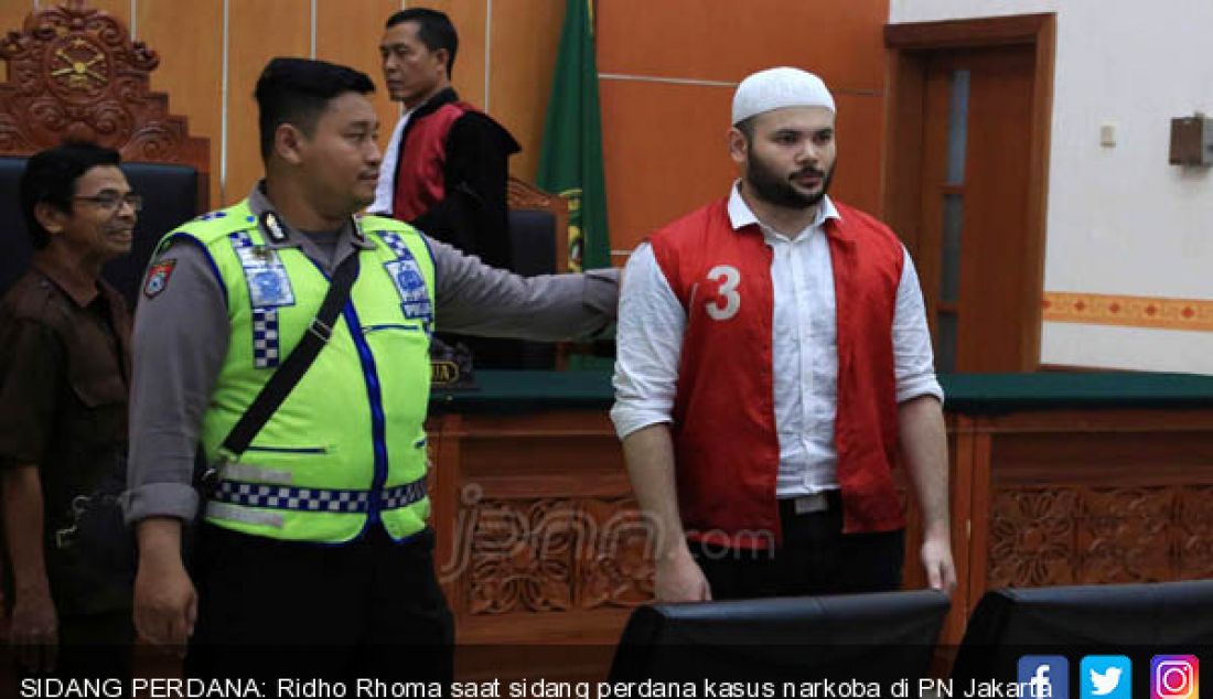 SIDANG PERDANA: Ridho Rhoma saat sidang perdana kasus narkoba di PN Jakarta Barat, Senin (4/7). - JPNN.com