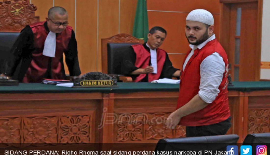 SIDANG PERDANA: Ridho Rhoma saat sidang perdana kasus narkoba di PN Jakarta Barat, Senin (4/7). - JPNN.com