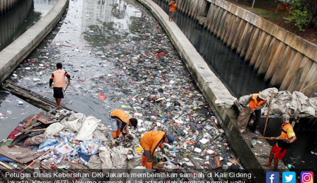 Petugas Dinas Kebersihan DKI Jakarta membersihkan sampah di Kali Cideng , Jakarta, Kamis (6/7). Volume sampah di Jakarta sudah kembali normal yaitu sekitar 6000 ton karena masyarakat kembali beraktivitas usai libur Lebaran. - JPNN.com