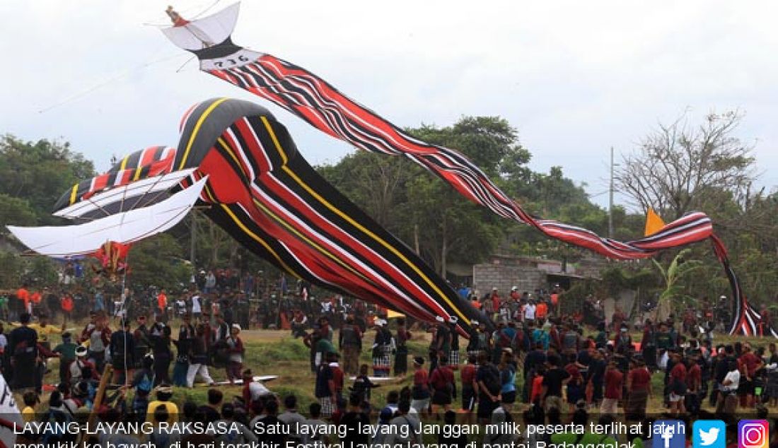 LAYANG-LAYANG RAKSASA: Satu layang- layang Janggan milik peserta terlihat jatuh menukik ke bawah, di hari terakhir Festival layang-layang di pantai Padanggalak, Bali, Minggu (9/7).Sebanyak 614 layangan siap diterbangkan. - JPNN.com