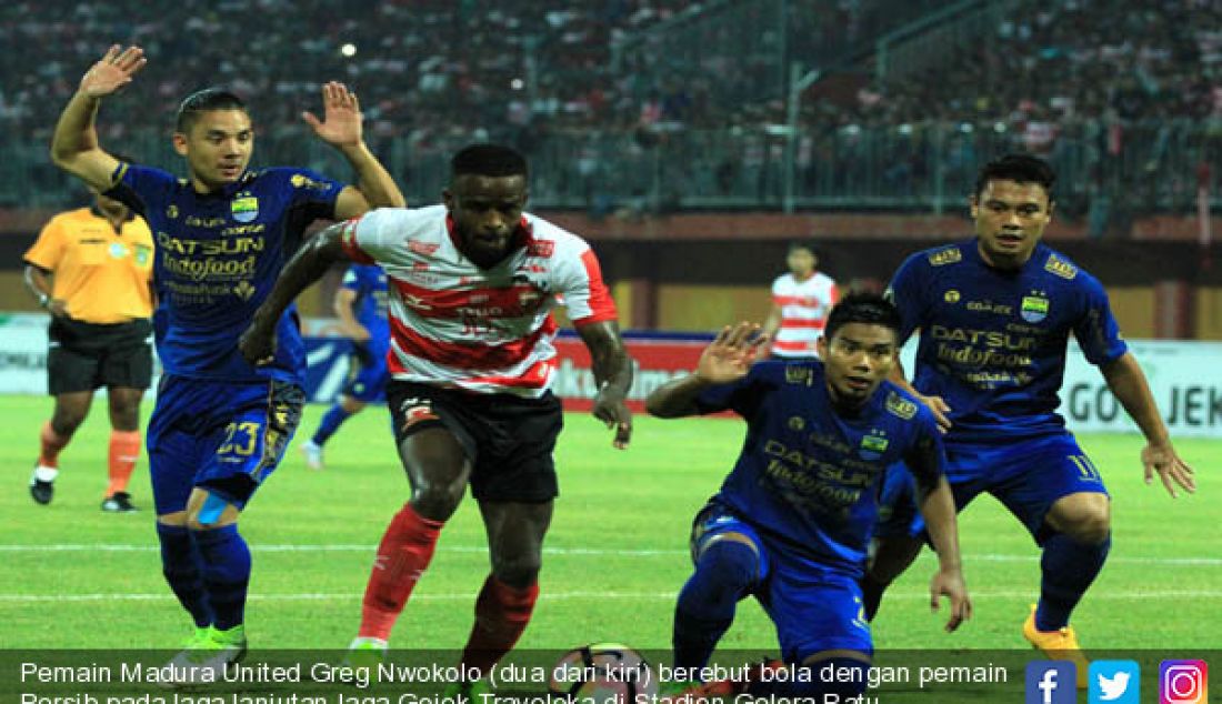 Pemain Madura United Greg Nwokolo (dua dari kiri) berebut bola dengan pemain Persib pada laga lanjutan laga Gojek Traveloka di Stadion Gelora Ratu Pamelingan, Minggu (9/7). Pertandingan ini dimenangkan oleh MU skor 3-1. - JPNN.com