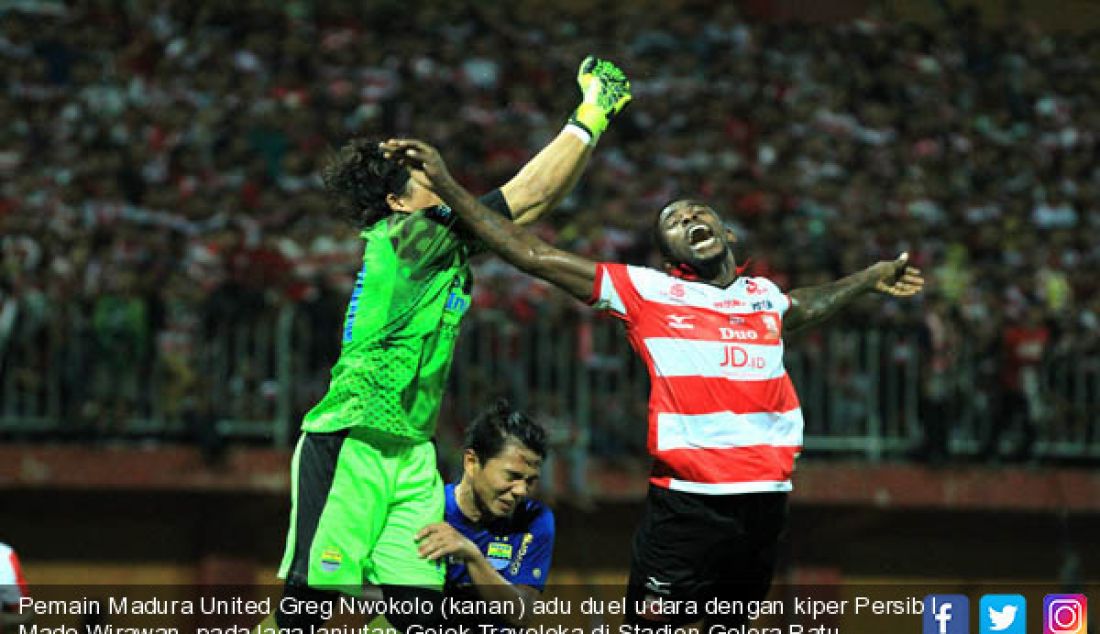 Pemain Madura United Greg Nwokolo (kanan) adu duel udara dengan kiper Persib I Made Wirawan, pada laga lanjutan Gojek Traveloka di Stadion Gelora Ratu Pamelingan, Minggu (9/7). Pertandingan ini dimenangkan oleh MU skor 3-1. - JPNN.com