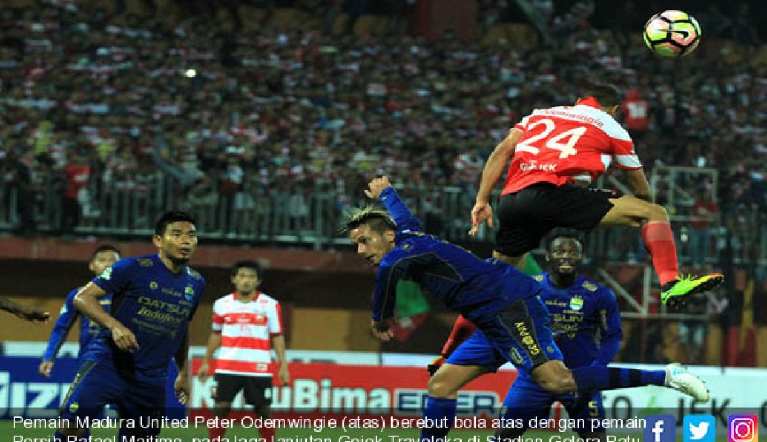 Pemain Madura United Peter Odemwingie (atas) berebut bola atas dengan pemain Persib Rafael Maitimo, pada laga lanjutan Gojek Traveloka di Stadion Gelora Ratu Pamelingan, Minggu (9/7). - JPNN.com