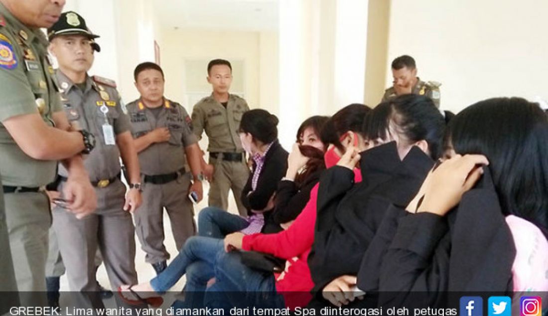 GREBEK: Lima wanita yang diamankan dari tempat Spa diinterogasi oleh petugas Satpol PP. - JPNN.com