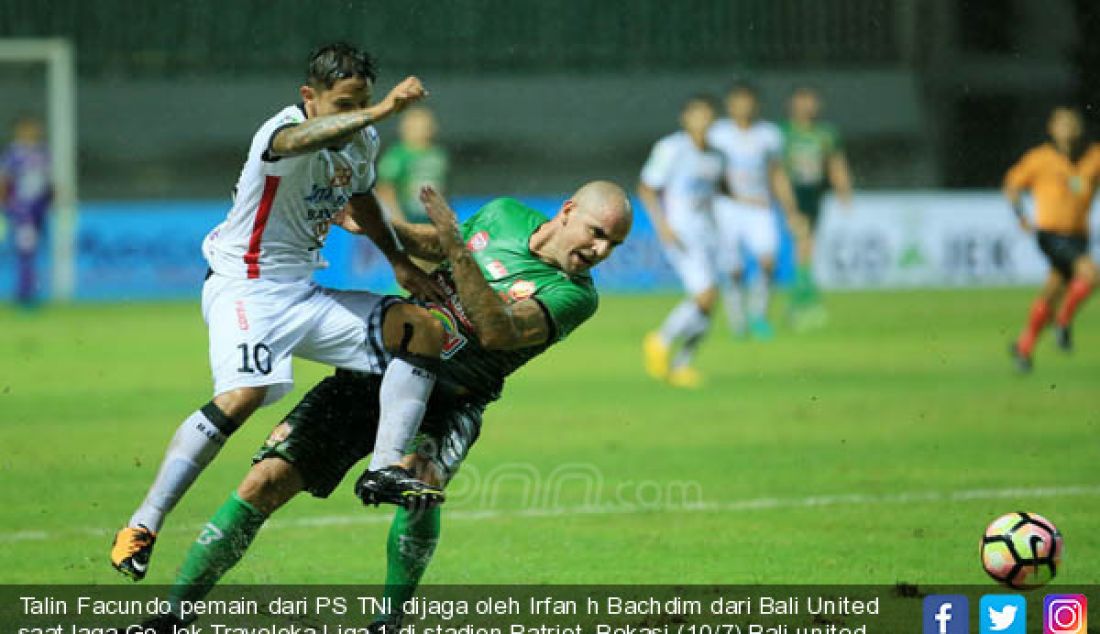 Talin Facundo pemain dari PS TNI dijaga oleh Irfan h Bachdim dari Bali United saat laga Go-Jek Traveloka Liga 1 di stadion Patriot, Bekasi (10/7) Bali united menang dengan skor 4-3 dari Bali United. - JPNN.com