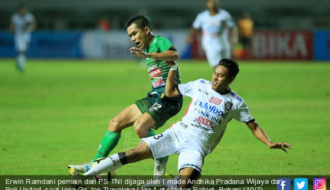 Erwin Ramdani pemain dari PS TNI dijaga oleh I made Andhika Pradana Wijaya dari Bali United saat laga Go-Jek Traveloka Liga 1 di stadion Patriot, Bekasi (10/7) Bali united menang dengan skor 4-3 dari Bali United. - JPNN.com