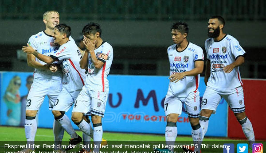 Ekspresi Irfan Bachdim dari Bali United saat mencetak gol kegawang PS TNI dalam laga Go-Jek Traveloka Liga 1 di stadion Patriot, Bekasi (10/7) Bali united menang dengan skor 4-3 dari Bali United. - JPNN.com