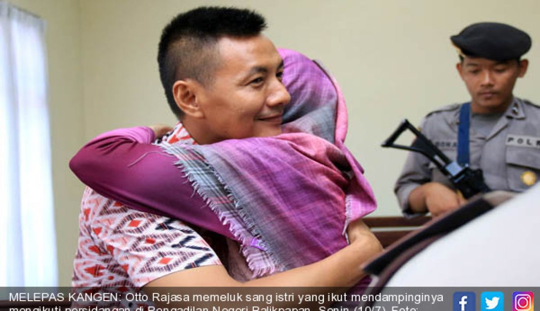 MELEPAS KANGEN: Otto Rajasa memeluk sang istri yang ikut mendampinginya mengikuti persidangan di Pengadilan Negeri Balikpapan, Senin (10/7). - JPNN.com