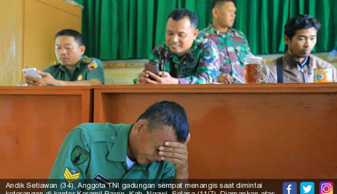 Andik Setiawan (34), Anggota TNI gadungan sempat menangis saat dimintai keterangan di kantor Koramil Paron, Kab. Ngawi, Selasa (11/7). Diamankan atas dasar laporan warga sekitar yang curiga akan gerak gerik pemuda ini. - JPNN.com